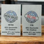 Individuelle Textiletiketten auf Naturbaumwolle, weißem Mischband; auch farbig bedruckt oder auf Satin, schwarz oder weiß in einfarbig. Wir machen das..