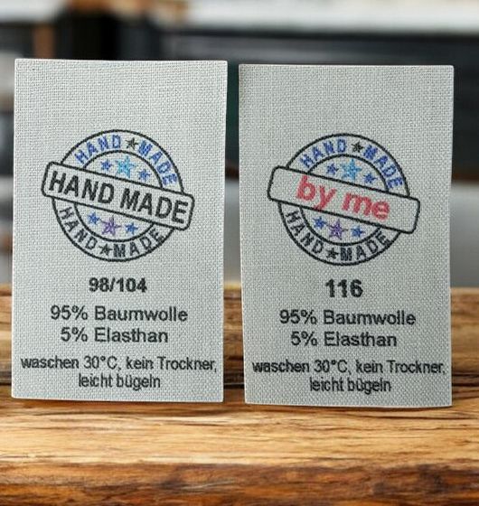 Individuelle Textiletiketten auf Naturbaumwolle, weißem Mischband; auch farbig bedruckt oder auf Satin, schwarz oder weiß in einfarbig. Wir machen das..